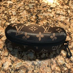 Eyeglass/sun glass case